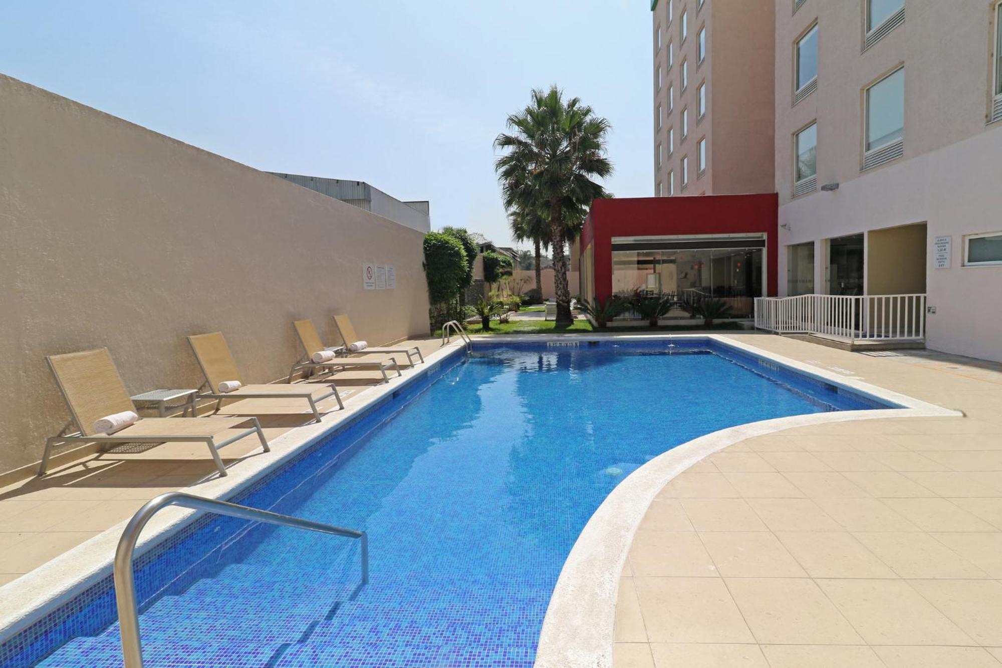 Holiday Inn Express Guadalajara Aeropuerto By Ihg Las Pintas Exterior foto