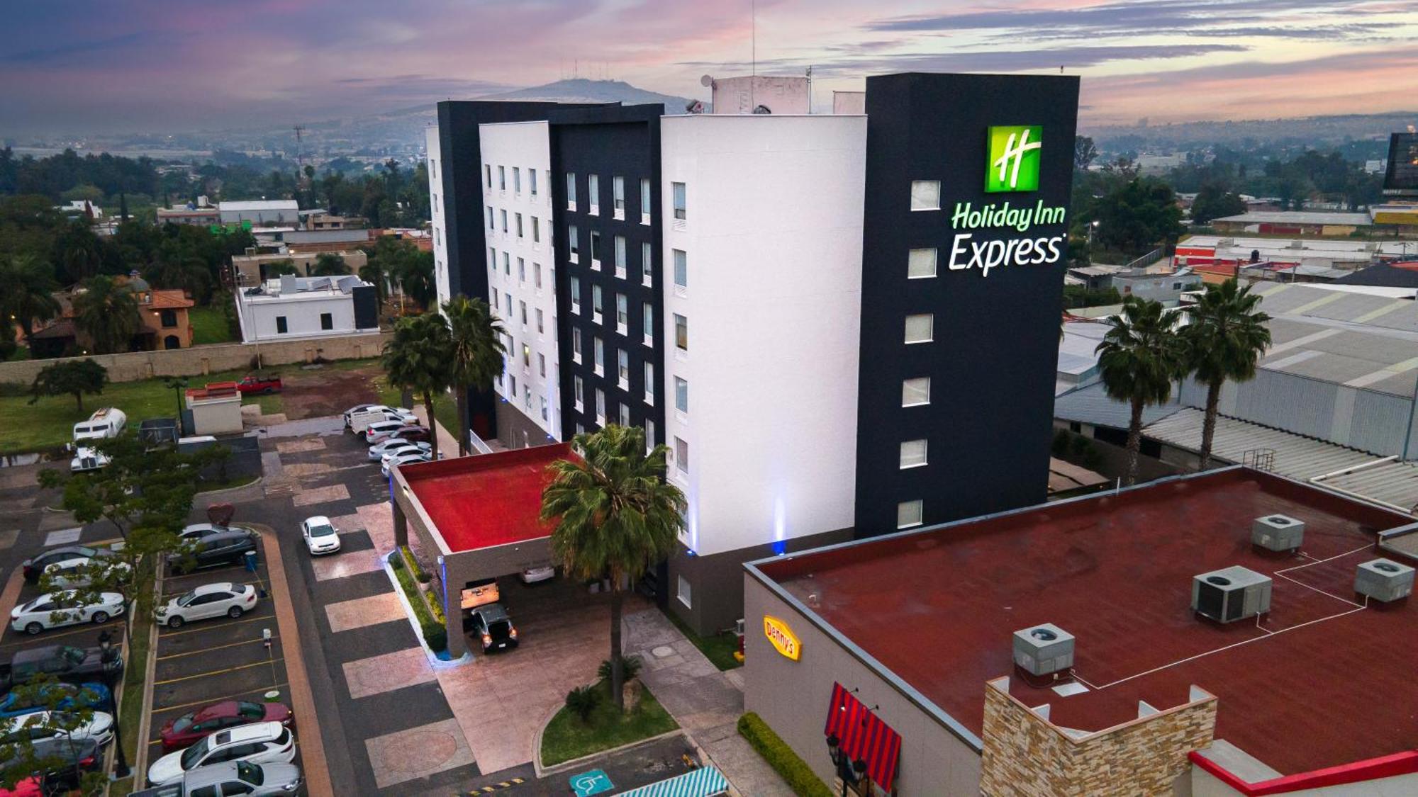 Holiday Inn Express Guadalajara Aeropuerto By Ihg Las Pintas Exterior foto